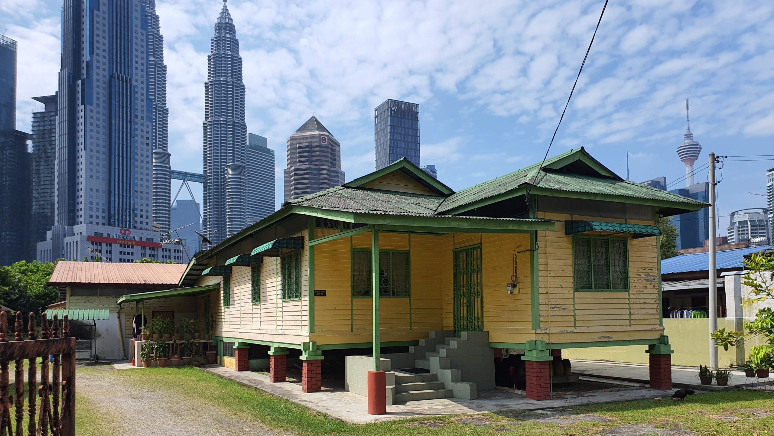 kampung-baru-challenge-7-yellow-house-2